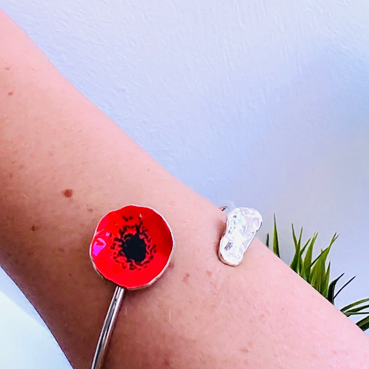 Bracciale artigianale regolabile in argento con smalto colorato
