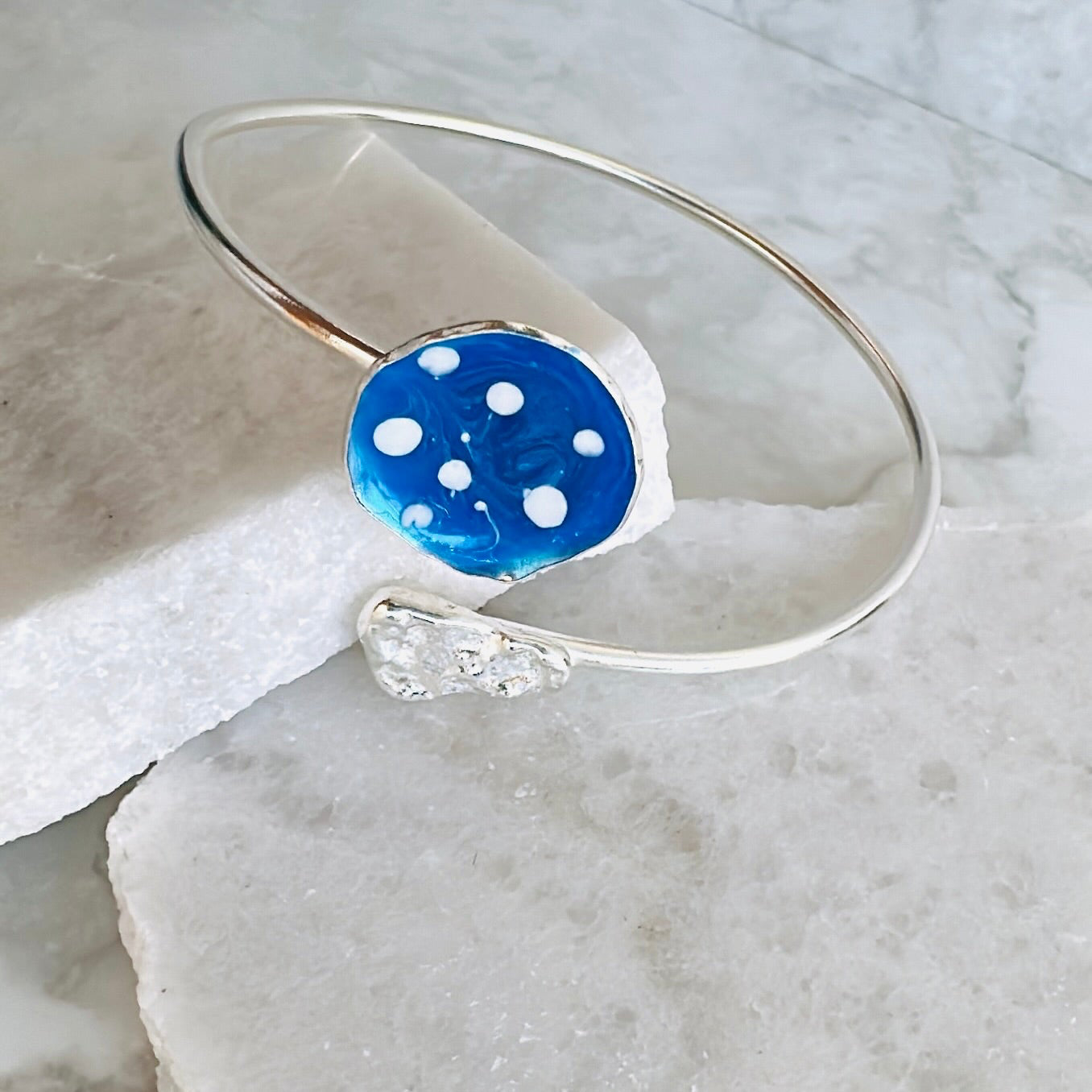 Bracciale artigianale regolabile in argento con smalto colorato
