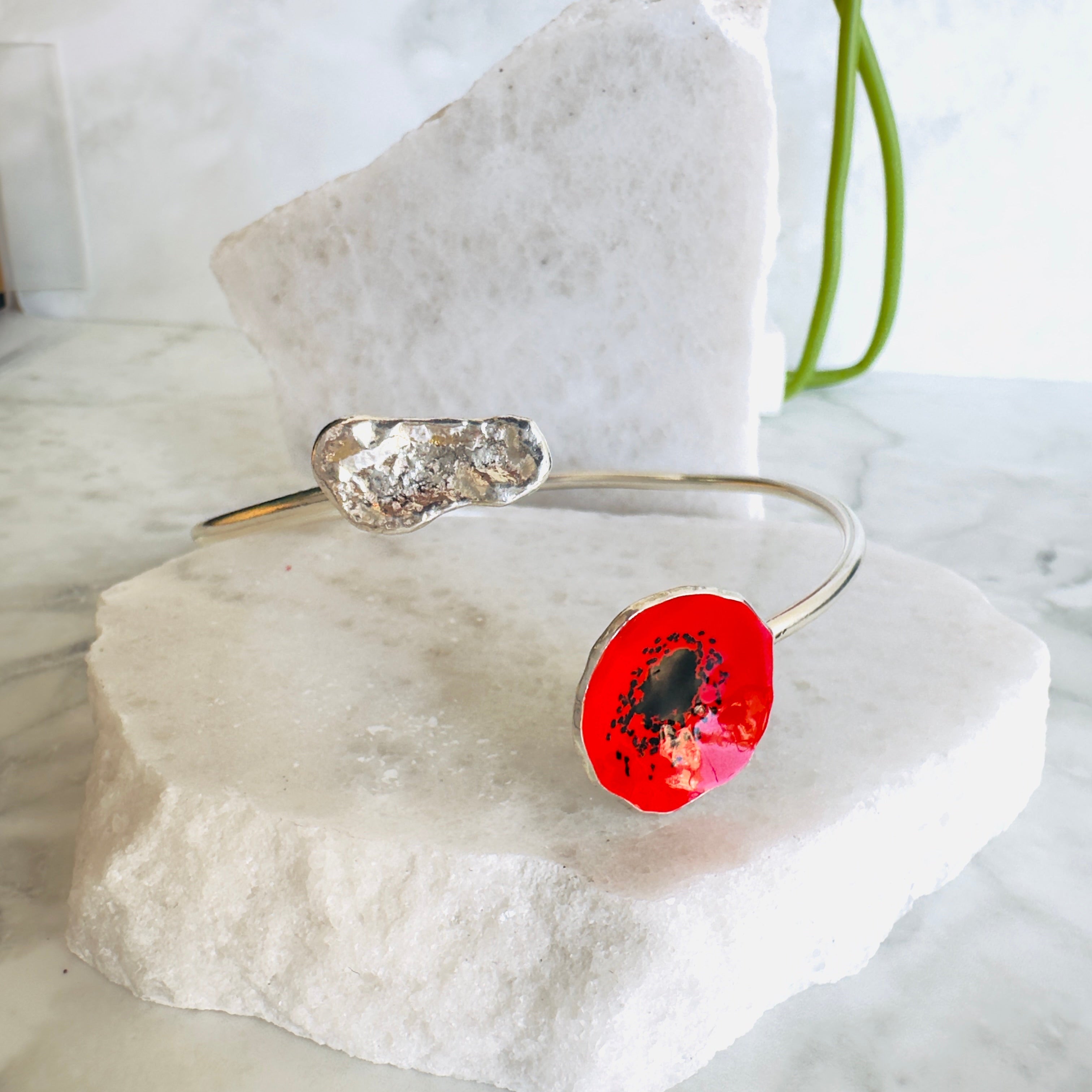 Bracciale artigianale regolabile in argento con smalto colorato