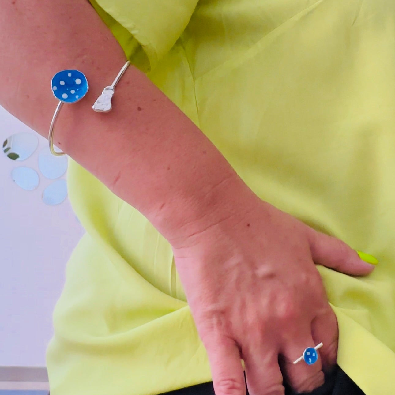 Bracciale artigianale regolabile in argento con smalto colorato